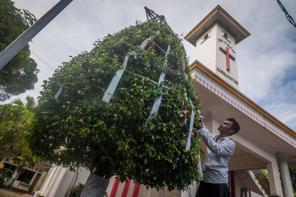 Relawan menata pohon natal di Gereja Kristen Pasundan Rangkasbitung, Lebak, Banten, Selasa (20/12/2022). Sejumlah gereja di Lebak mulai melakukan berbagai persiapan untuk menyambut perayaan Natal Tahun 2022.