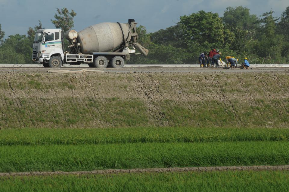 Pekerja menyelesaikan pembangunan Jalan Tol Solo-Yogyakarta di Boyolali, Jawa Tengah, Selasa (20/12/2022). 