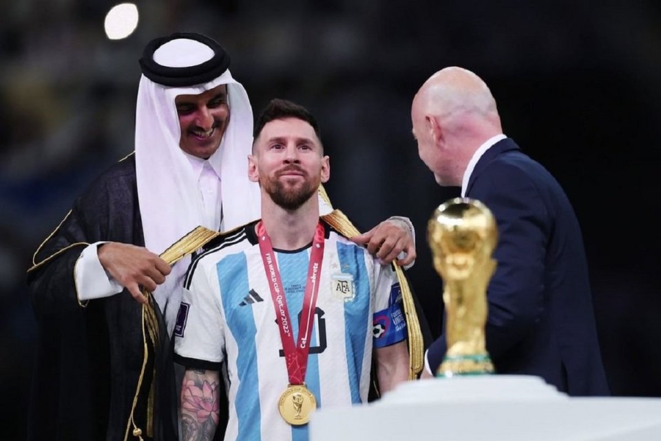 Tamim bin Hamad Al Thani memakaikan jubah bisht kepada Lionel Messi usai Argentina memenangkan Piala Dunia 2022, Minggu (18/12). Foto: Instagram Timnas Argentina.