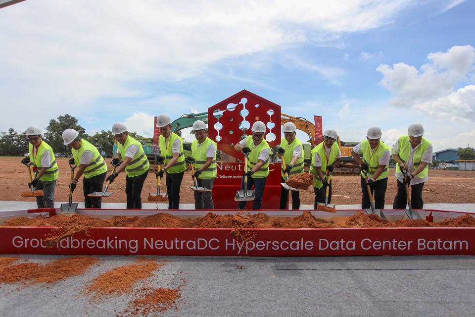 Wamen BUMN II Kartika Wirjoatmodjo (kelima kanan), Direktur Utama Telkom Ririek Adriansyah (kelima kiri), CEO Singtel Yuen Kwan Moon (keempat kanan) dan sejumlah perwakilan mitra melakukan proses groundbreaking NeutraDC Hyperscale Data Center Batam di Kab