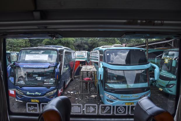 Montir memperbaik bus Antar Kota Antara Provinsi (AKAP) di PO Gapuraning Rahayu, Kabupaten Ciamis, Jawa Barat, Rabu (21/12/2022). 