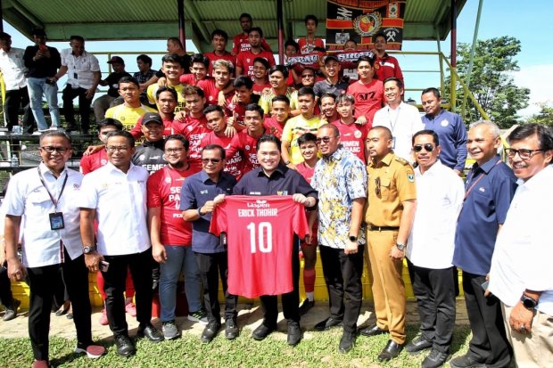 Potensi ekonomi di Sumatera Barat sangat besar, contohnya sektor peternakan, agribisnis, kelautan dan perikanan, perkebunan, sumber daya mineral, dan pariwisata.