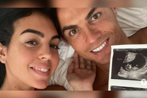 Cristiano Ronaldo tunjukan hasil USG bayi kembarnya