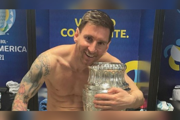 Lionel Messi dengan trofil Copa America