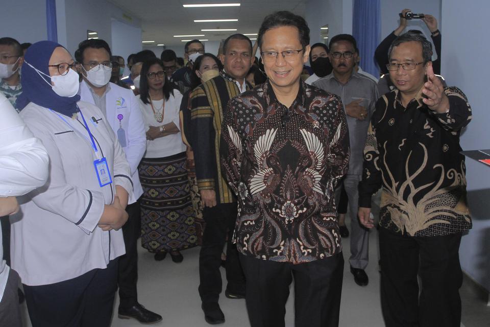 Menteri Kesehatan Budi Gunadi Sadikin (kedua kanan) saat "Soft Opening" Rumah Sakit Umum Pusat dr. Ben Mboi Kupang, NTT, Kamis (22/12/2022). 