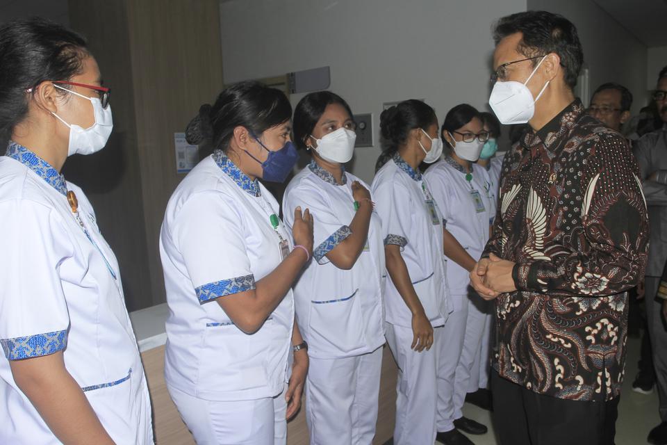 Menteri Kesehatan Budi Gunadi Sadikin (kanan) menyapa sejumlah perawat di sela "Soft Opening" Rumah Sakit Umum Pusat dr. Ben Mboi Kupang, Kamis (22/12/2022). 