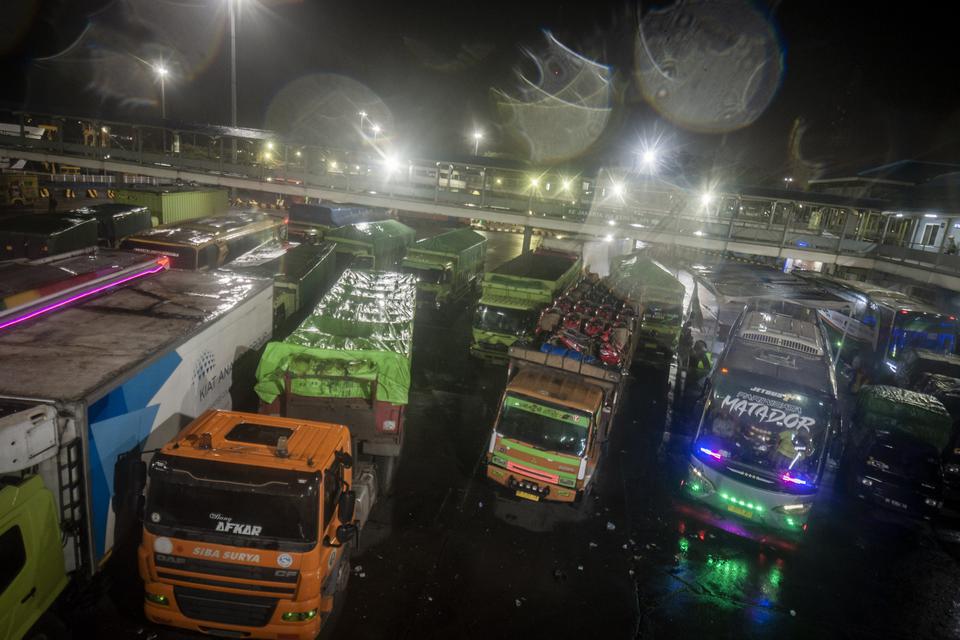 Sejumlah kendaraan menumpuk saat kapal terdampak cuaca buruk di Pelabuhan Merak, Kota Cilegon, Banten, Kamis (22/12/2022). 