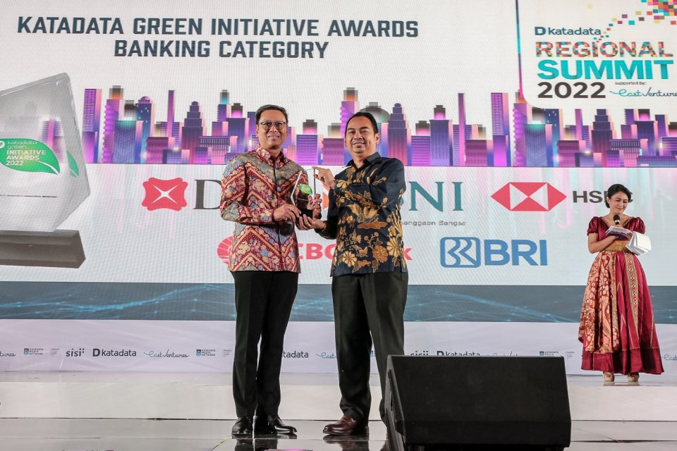 Presiden Direktur Bank DBS Indonesia Lim Chu Chong (kiri), COO Katadata Ade Wahyudi (kanan) memberi piagam penghargaan Katadata Green kategori Banking pada acara Regional Summit 2022 di Aryanusa Ballroom, Menara Danareksa, Jakarta Pusat, Kamis (1/12).