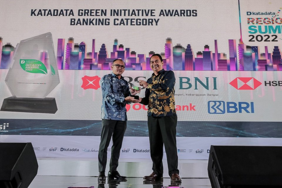Perwakilan perusahaan PT Bank HSBC Indonesia menerima piagam penghargaan Katadata Green kategori Banking pada acara Regional Summit 2022 di Aryanusa Ballroom, Menara Danareksa, Jakarta Pusat, Kamis (1/12).