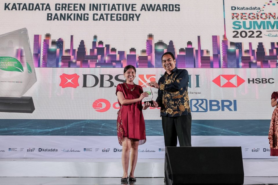 Perwakilan perusahaan Bank OCBC NISP menerima piagam penghargaan Katadata Green kategori Banking pada acara Regional Summit 2022 di Aryanusa Ballroom, Menara Danareksa, Jakarta Pusat, Kamis (1/12).