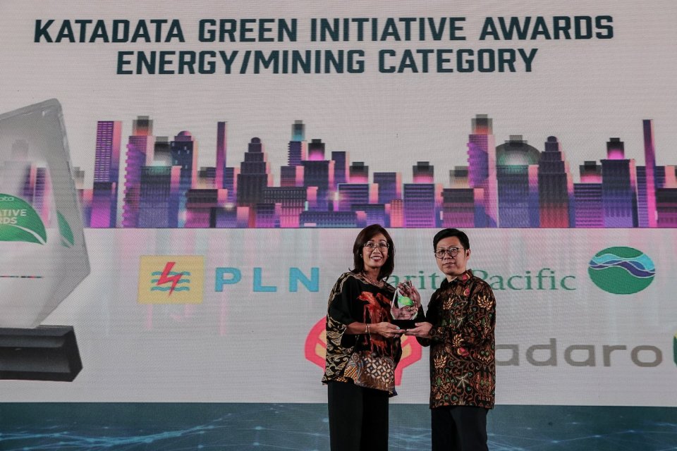  Presiden Direktur Shell Indonesia, Ingrid Siburian (kiri) CEO Katadata Metta Dharmasaputra (kanan) memberikan piagam penghargaan Katadata Green kategori Energi/Pertambangan pada acara Regional Summit 2022 di Aryanusa Ballroom, Menara Danareksa, Jakarta P