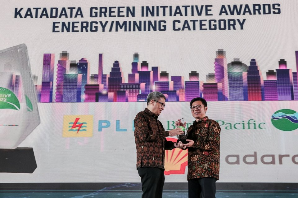  Direktur PT Adaro Energy Tbk Julius Aslan (kiri), CEO Katadata Metta Dharmasaputra (kanan) memberikan piagam penghargaan Katadata Green kategori Energi/Pertambangan pada acara Regional Summit 2022 di Aryanusa Ballroom, Menara Danareksa, Jakarta Pusat, K