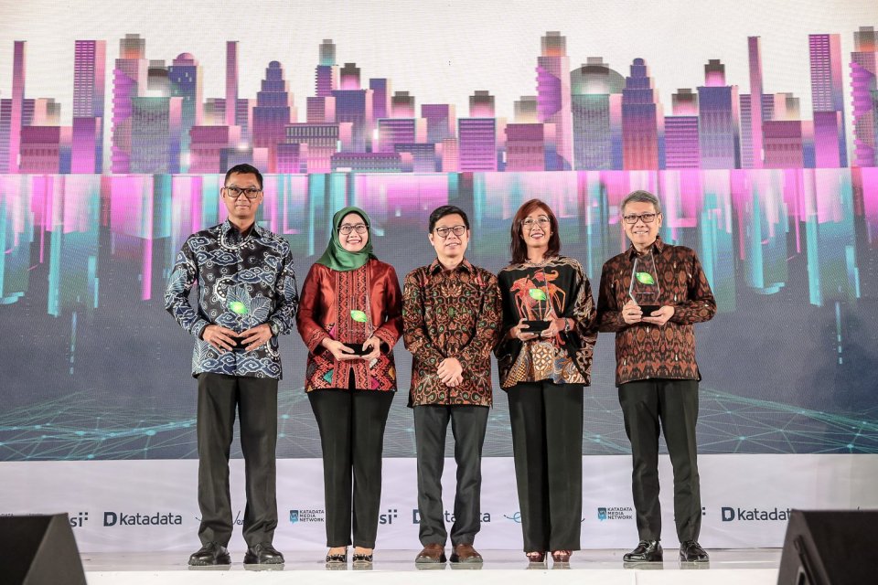 CEO Katadata Metta Dharmasaputra (tengah) berswafoto bersama dengan para penerima piagam penghargaan Katadata Green kategori Energi/Pertambangan pada acara Regional Summit 2022 di Aryanusa Ballroom, Menara Danareksa, Jakarta Pusat, Kamis (1/12).