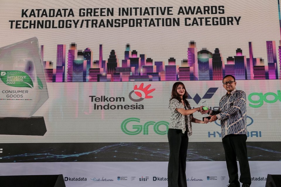 Perwakilan perusahaan Wuling Motors Indonesia menerima piagam penghargaan Katadata Green kategori Teknologi/Transportasi pada acara Regional Summit 2022 di Aryanusa Ballroom, Menara Danareksa, Jakarta Pusat, Kamis (1/12).