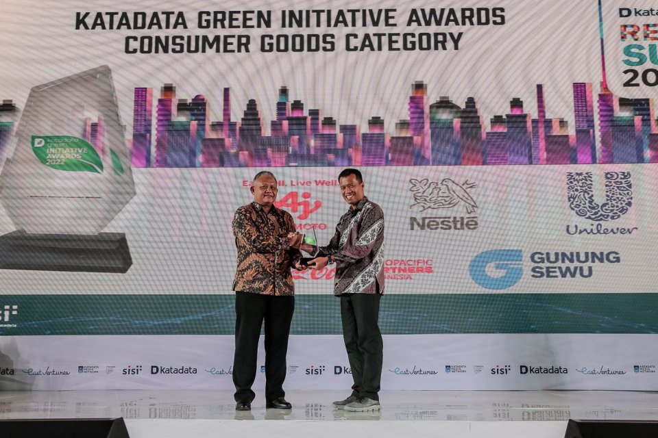 Vice Presiden PT Ajinomoto Indonesia, Tri Mulyo Indianto (kiri) menerima piagam penghargaan Katadata Green kategori Consumer Goods pada acara Regional Summit 2022 di Aryanusa Ballroom, Menara Danareksa, Jakarta Pusat, Kamis (1/12).