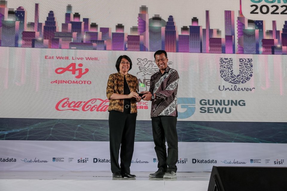 Direktur Sustainability Nestlé Indonesia, Prawitya Soemadijo (kiri) menerima piagam penghargaan Katadata Green kategori Consumer Goods pada acara Regional Summit 2022 di Aryanusa Ballroom, Menara Danareksa, Jakarta Pusat, Kamis (1/12).