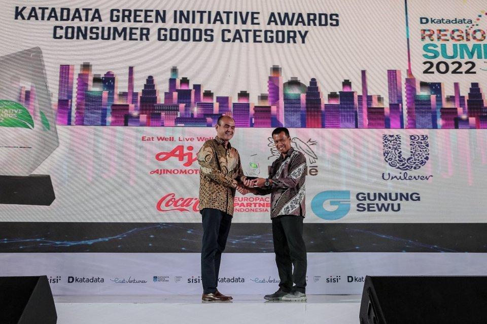 Managing Director Gunung Sewu Kencana, Eddy Tamboto (kiri) menerima piagam penghargaan Katadata Green kategori Consumer Goods pada acara Regional Summit 2022 di Aryanusa Ballroom, Menara Danareksa, Jakarta Pusat, Kamis (1/12).
