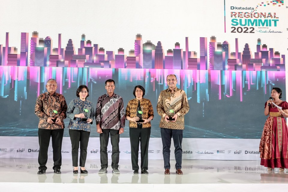 Para penerima piagam penghargaan Katadata Green kategori Consumer Goods melakukan sesi foto bersama pada acara Regional Summit 2022 di Aryanusa Ballroom, Menara Danareksa, Jakarta Pusat, Kamis (1/12).