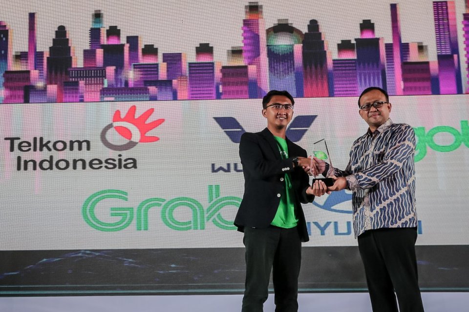 Perwakilan PT GRAB INDONESIA menerima piagam penghargaan Katadata Green kategori Teknologi/Transportasi pada acara Regional Summit 2022 di Aryanusa Ballroom, Menara Danareksa, Jakarta Pusat, Kamis (1/12).