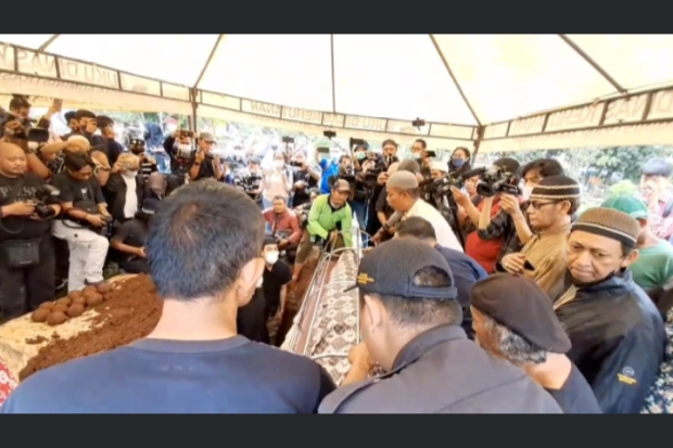 Proses Pemakaman Aminah Cendrakasih