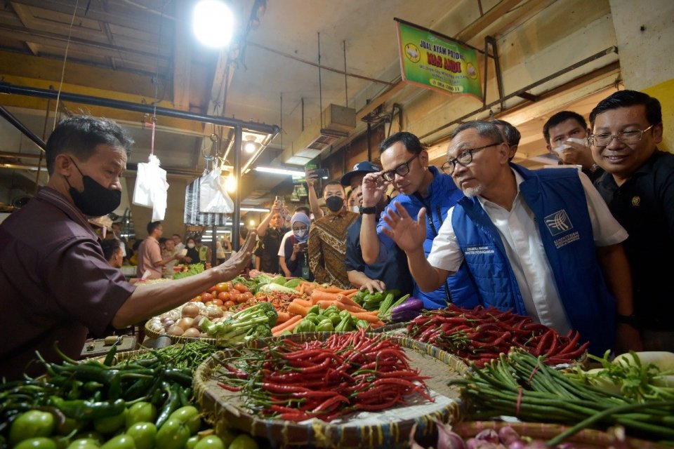 Dari kanan ke kiri: Kepala Badan Pangan Nasional Arief Prasetyo Adi, Menteri Perdagangan Zulkifli Hasan, dan Walikota Bogor Bima Arya memantau harga bahan pokok di Pasar Kebon Kembang, Bogor, Jumat (23/12).
