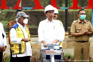 Presiden Joko Widodo saat meresmikan Bendungan Sukamahi di Kabupaten Bogor, Jumat (23/12). Foto: Youtube/Sekretariat Presiden.