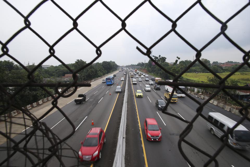 Sejumlah kendaraan arah Cikampek melintas saat pemberlakuan "Contraflow" di ruas Tol Jakarta-Cikampek, Jawa Barat, Sabtu (24/12/2022).