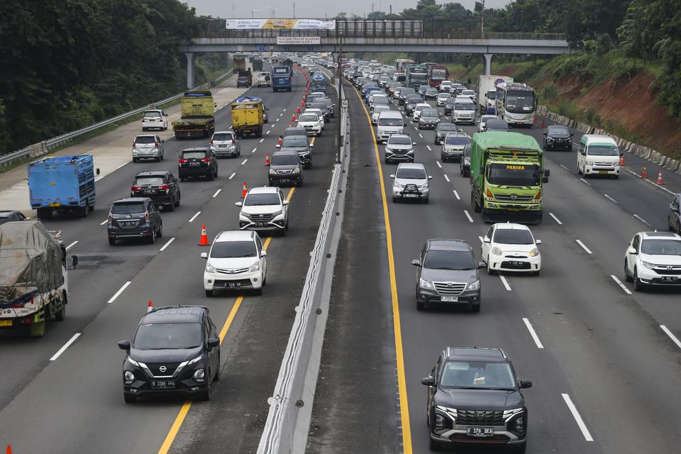 Sejumlah kendaraan arah Cikampek melintas saat pemberlakuan "Contraflow" di ruas Tol Jakarta-Cikampek, Jawa Barat, Sabtu (24/12/2022). PT Jasa Marga (Persero) Tbk. mencatat sebanyak 965.760 kendaraan telah meninggalkan Jabodetabek sepanjang H-7 hingga 