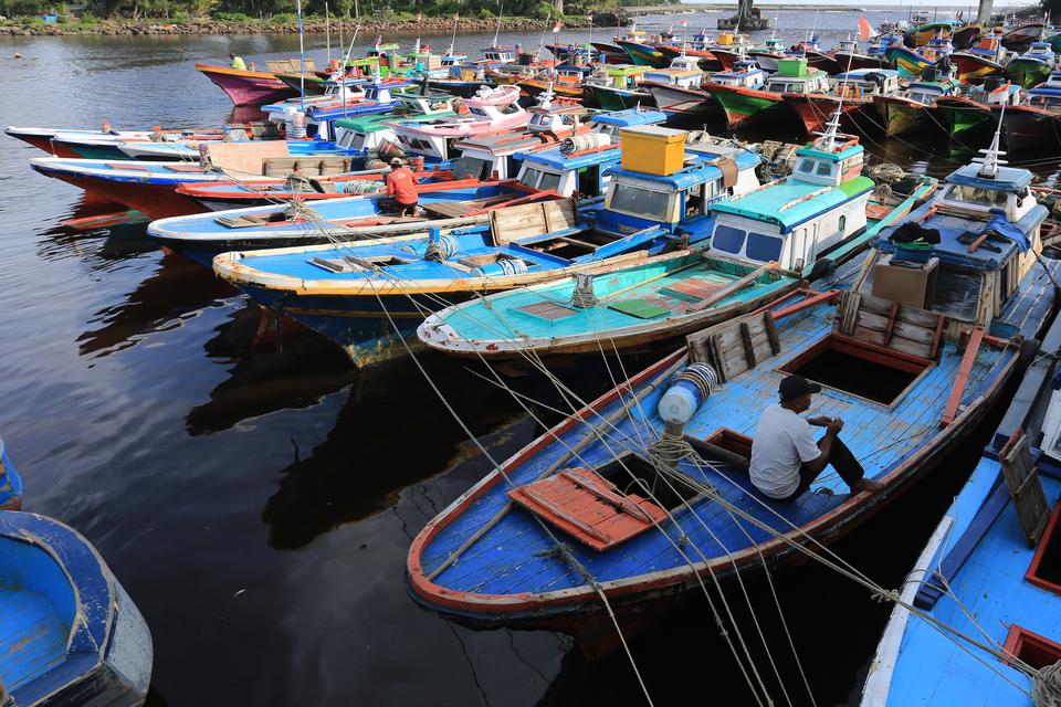 Nelayan berada di atas perahu yang ditambatkan di Pelabuhan Kuala Bubon, Kecamatan Samatiga, Aceh Barat, Aceh, Minggu (25/12/2022). Hukum adat laut Aceh telah menetapkan larangan dan pantangan melaut pada hari peringatan tsunami 26 Desember untuk mengenan