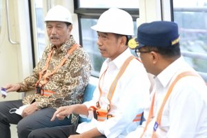 Presiden Joko Widodo bersama Menko Kemaritiman Luhut Binsar Pandjaitan dan Menhub Budi Karya saat menjajal LRT Jabodebek di Jakarta, Senin (26/12). Fo