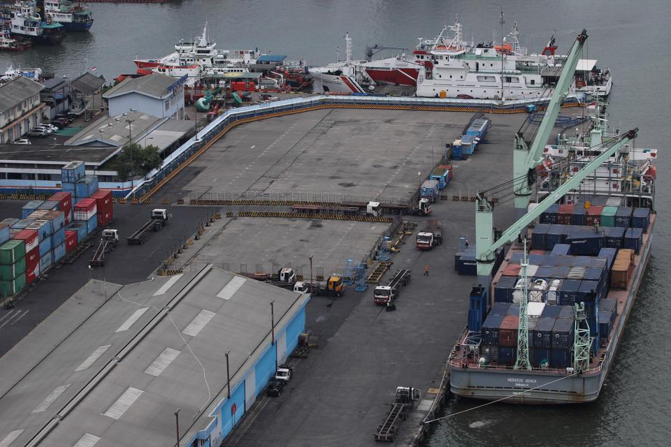 Suasana bongkar muat peti kemas di Pelabuhan Tanjung Perak, Surabaya, Jawa Timur, Selasa (27/12/2022). Kementerian Perdagangan memproyeksikan surplus neraca perdagangan Indonesia pada tahun 2023 mencapai 38,3 sampai 38,5 miliar dolar AS dengan menyiapkan