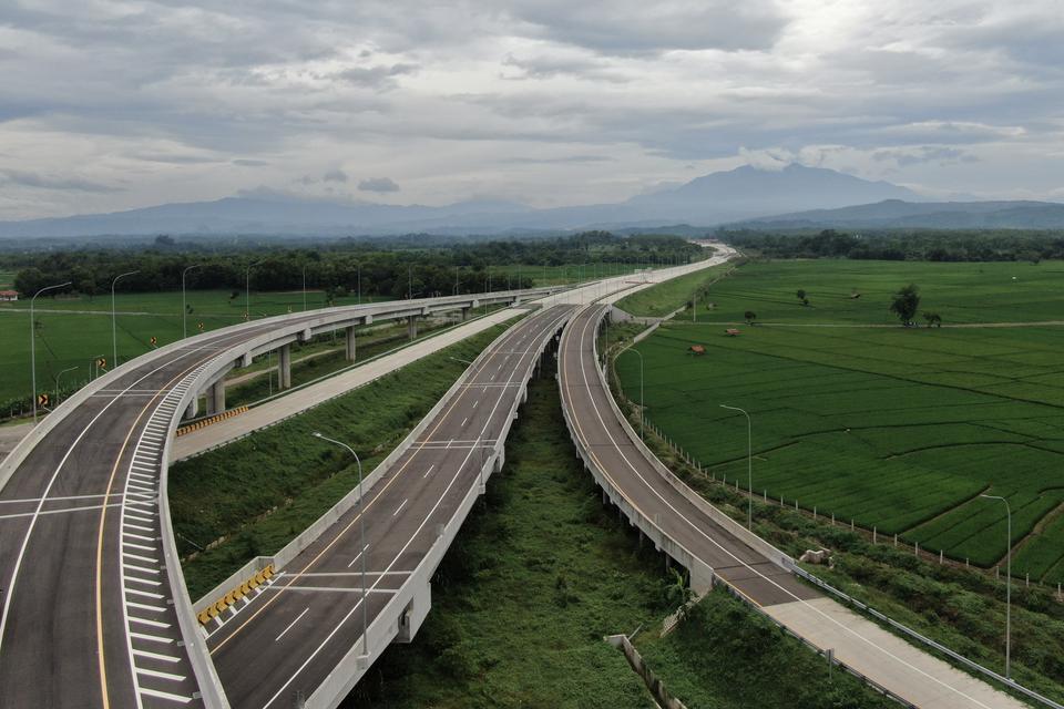 Foto udara pembangunan Tol Cisumdawu (Cileunyi-Sumedang-Dawuan) seksi 6 di Kabupaten Majalengka, Jawa Barat, Rabu (28/12/2022). Menurut Kementerian Koordinator Bidang Perekonomian melalui KPPIP (Komite Percepatan Penyediaan Infrastruktur Prioritas) pemban
