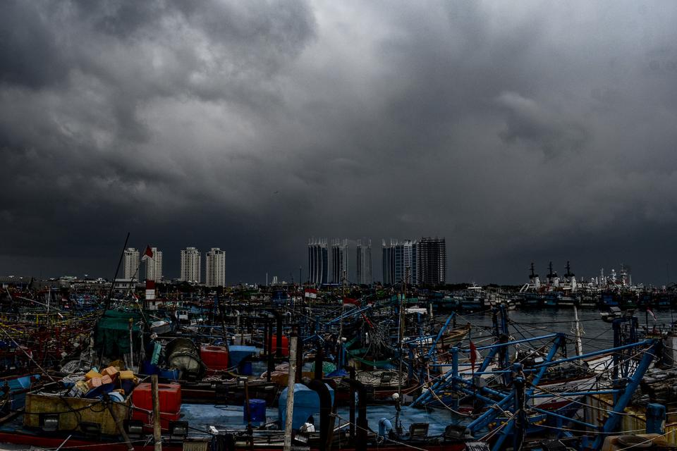 Sejumlah kapal nelayan bersandar di Pelabuhan Muara Baru, Jakarta, Rabu (28/12/2022). Badan Meteorologi, Klimatologi dan Geofisika memprediksi potensi cuaca ekstrem akibat fenomena monsun Asia, seruak udara dingin dan aliran lintas ekuator yang melanda se