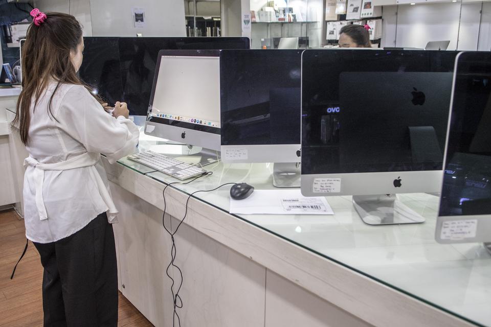 Calon pembeli melihat komputer di salah satu pusat penjualan elektronik di Jakarta, Rabu (28/12/2022). Berdasarkan data BPS pada kuartal I tahun 2022 sektor Industri logam, mesin, alat transportasi, dan elektronika (ILMATE) mengalami pertumbuhan positif s