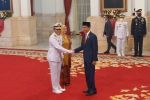 Presiden Joko Widodo menyalami KSAL baru Laksamana Muhammad Ali di Istana Negara, Rabu (28/12). Foto: Andi M. Arief.