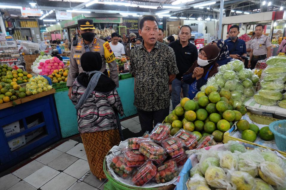 Wakil Wali Kota Solo Teguh Prakosa (tengah) bersama petugas Tim Pengendalian Inflasi Daerah (TPID) melakukan sidak harga pangan di Pasar Gede, Solo, Jawa Tengah, Jumat (30/12/2022). Sidak pantauan harga dan ketersediaan komoditas bahan pangan tersebut di