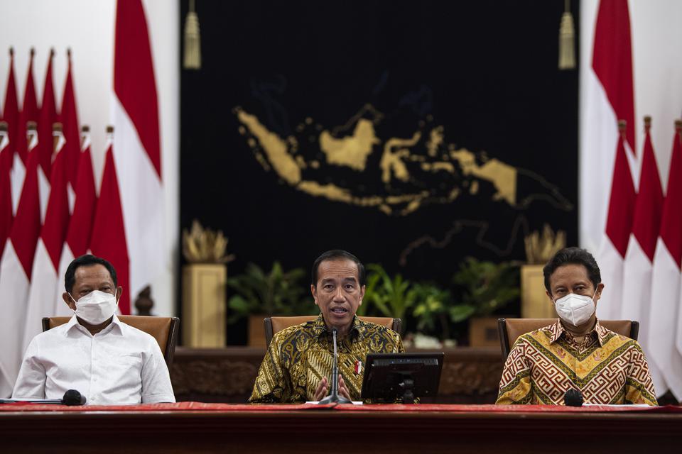 Presiden Joko Widodo (tengah) didampingi Menteri Dalam Negeri Tito Karnavian (kiri) dan Menteri Kesehatan Budi Gunadi Sadikin menyampaikan keterangan pers terkait kebijakan pemberlakuan pembatasan kegiatan masyarakat (PPKM) di Istana Negara