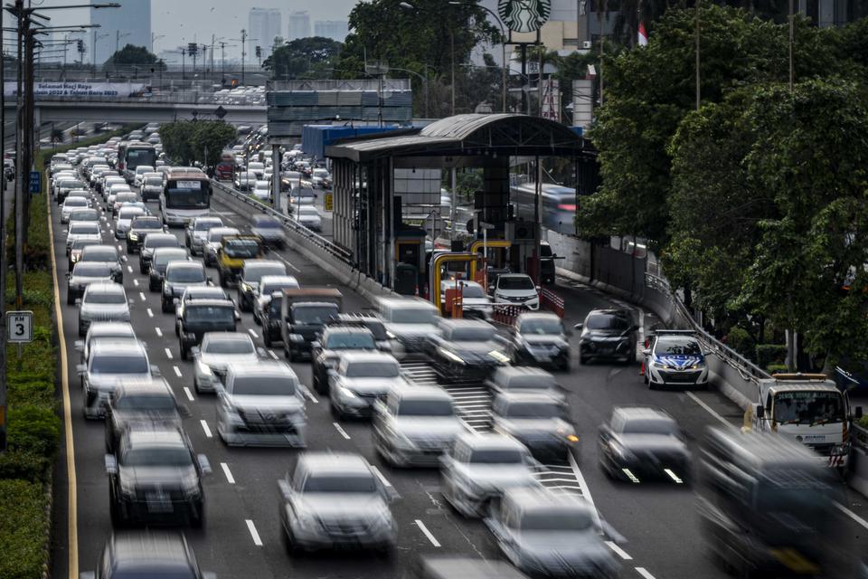 Kendaraan melintas di Tol Dalam Kota yang mengarah ke Tol Cikampek di Jakarta, Jumat (30/12/2022). 