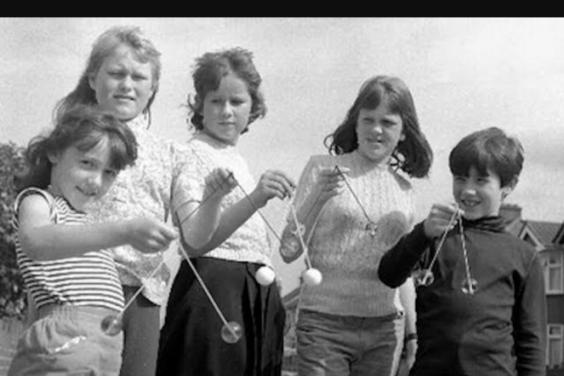 Ilustrasi Mainan Lato-Lato