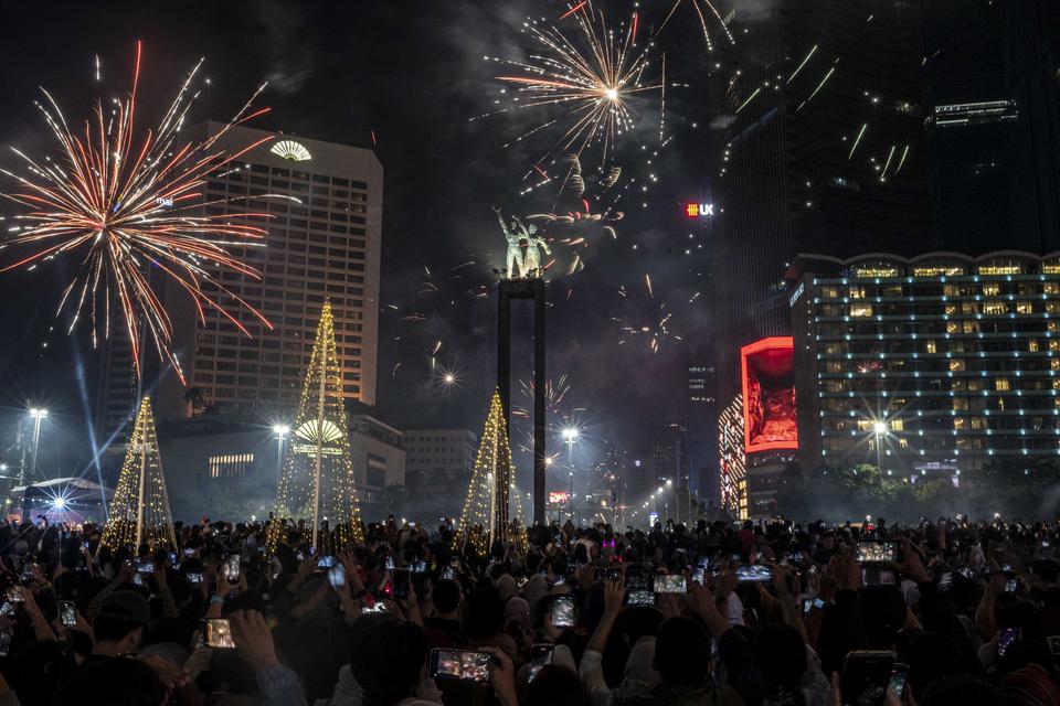 Ilustrasi pesta kembang api menyambut tahun baru di kawasan Bundaran HI, Jakarta.