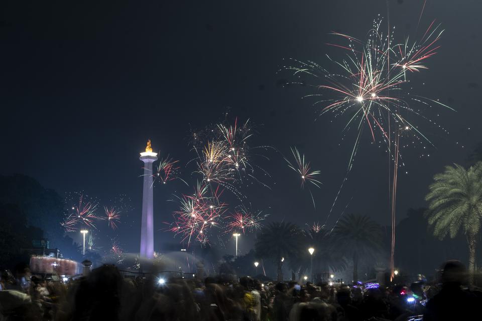 Suasana pesta kembang api menyambut tahun baru 2023 di Kawasan Monas, Jakarta Pusat, Minggu (1/1/2023).(31/12/2022). Sejumlah masyarakat Jakarta merayakan pergantian tahun baru 2022 ke 2023 di kawasan Monas.