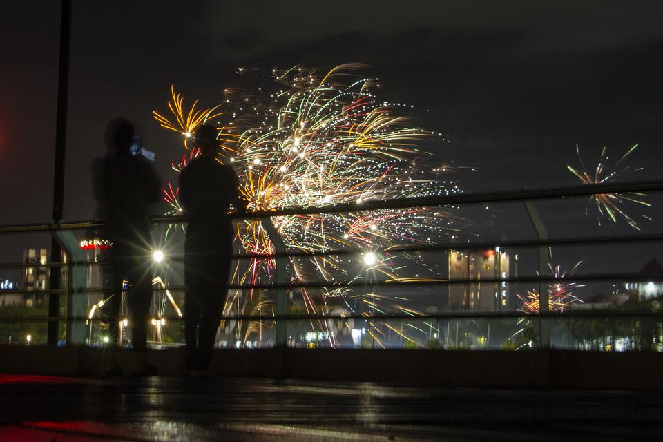 Suasana pesta kembang api saat malam perayaan tahun baru 2023 di Anjungan Pantai Losari, Makassar, Sulawesi Selatan, Minggu (1/1/2023).