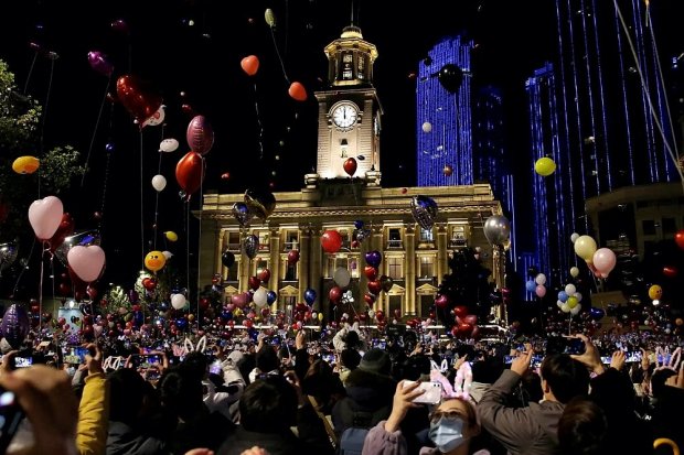 Tahun baru 2023 di Wuhan, Cina, dirayakan di tengah lonjakan kasus Covid-19