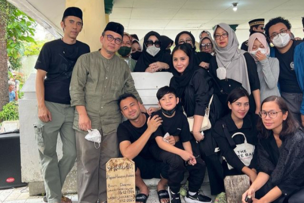 Keluarga Raffi Ahmad di Pemakaman Mamih Popon