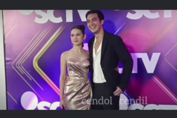 Sandrinna Michelle dan Junior Roberts saat RedCarpet Infotainment Awards 2022