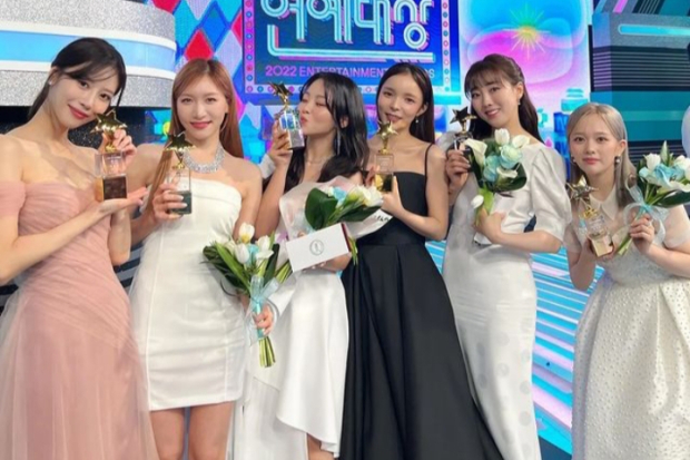 Jung Ji Soo dan member WSG Wannabe