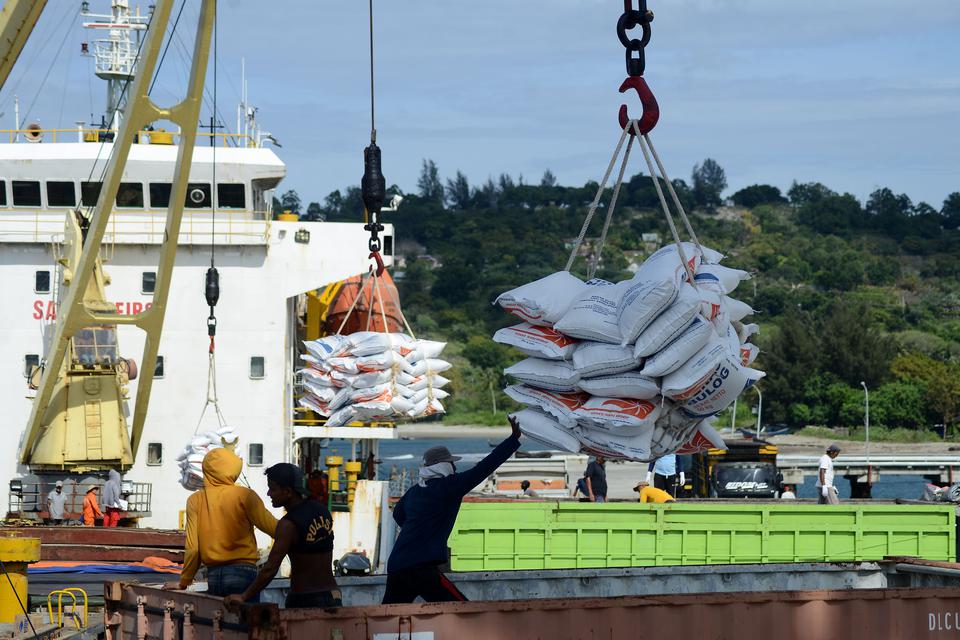 Buruh pelabuhan menurunkan beras impor asal Vietnam dari kapal kargo di Pelabuhan Malahayati, Kabupaten Aceh Besar, Aceh, Kamis (5/1/2023). Perum Bulog mengimpor sebanyak 500.000 ribu ton beras asal Vietnam yang didatangkan secara bertahap sampai Februari