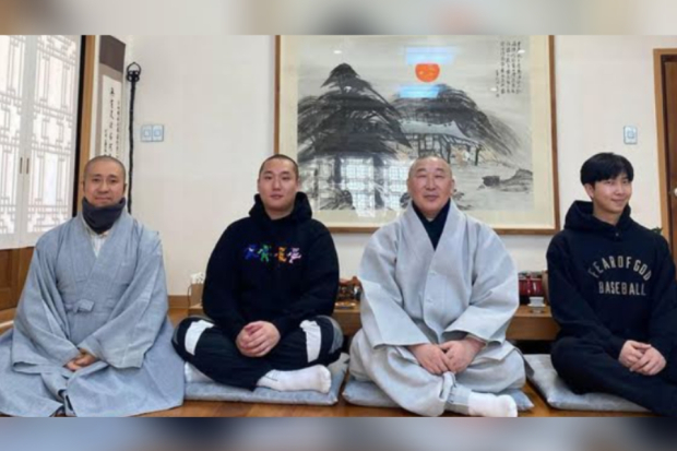 RM BTS kunjungi kuil