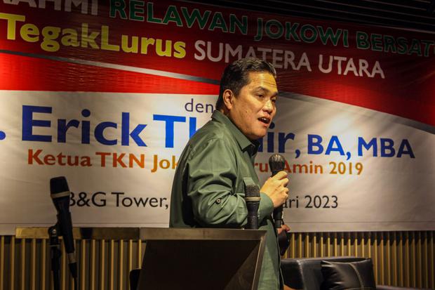 Menteri BUMN Erick Thohir memberikan sambutan saat acara silaturahmi bersama relawan Jokowi di Medan, Sumatera Utara, Jumat (6/1/2023).