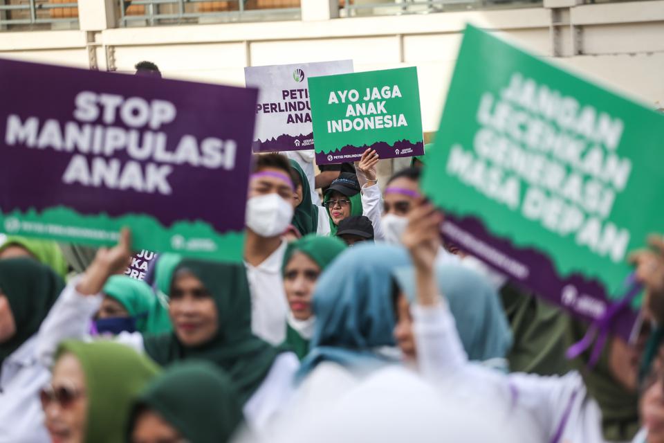 Sejumlah relawan membawa poster saat penandatanganan petisi perlindungan anak di Sarinah, Jakarta, Minggu (8/1/2023). Gerakan Peduli Anak menggelar penandatanganan petisi untuk meminta agar hak-hak anak dapat dipenuhi oleh orangtua dan meminta kasus keker